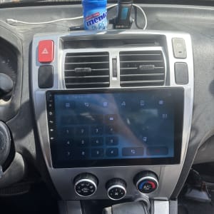 מערכת מולטימדיה ברכב עם מחזיק טלפון ומסטיק מנטוס