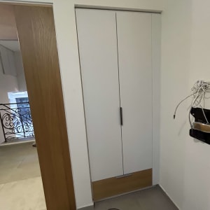 דלתות עץ לבנות עם ידית מתכת