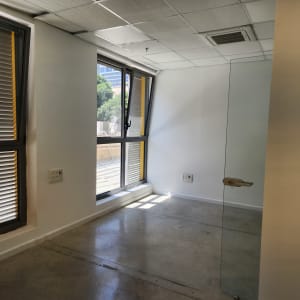 קירות לבנים צבועים בחדר עם חלונות גדולים