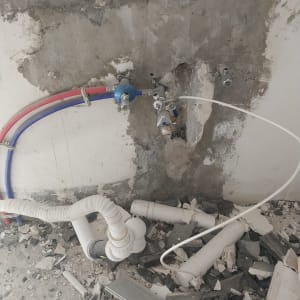 צנרת ותשתיות במהלך שיפוץ קיר