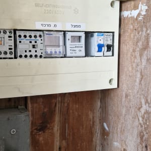 לוח חשמל עם מפסקים וחוטים