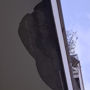 נזק בטיח על קיר חיצוני של מבנה