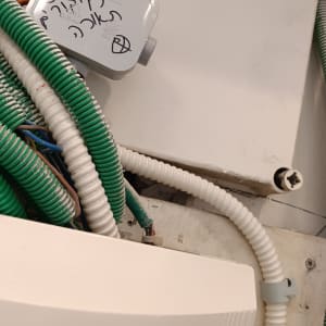 תמונה של חוטי חשמל וצינורות במתקן חשמלי