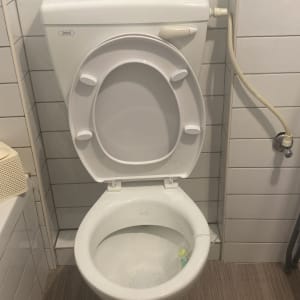 אסלה פתוחה עם צינור מים מחובר