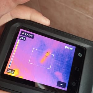 מד חום אינפרא אדום מציג טמפרטורה