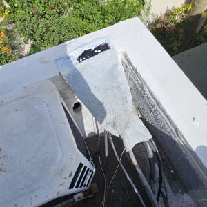 חומר איטום על גג ליד צינורות חשמל