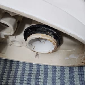 מיכל שירותים הפוך עם חיבורי צנרת גומי