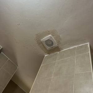 מאוורר תקרה מותקן על תקרה עם אריחים