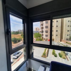 חלונות אלומיניום עם מסגרת כהה