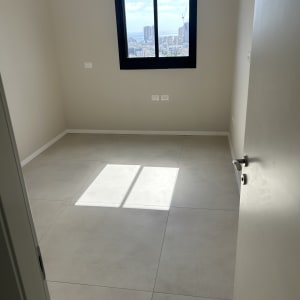 חדר ריק עם חלון ונוף עירוני