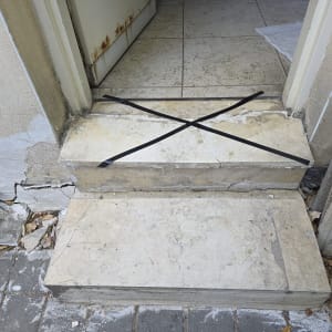 מדרגות שיש עם סדקים ותיקונים