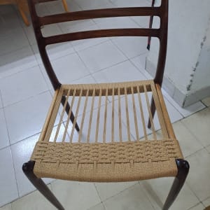 כיסא עם מושב קלוע מעץ וחבלים