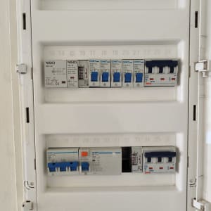 לוח חשמל עם מפסקים ומתגים חשמליים