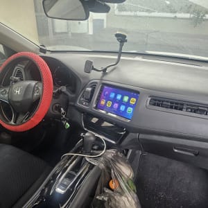 פנים רכב עם הגה אדום ומסך מולטימדיה