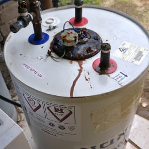 דוד שמש עם חיבורים וצינורות