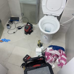 כלים וציוד אינסטלציה ליד אסלה בשירותים