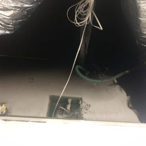 צינורות מיזוג אוויר עם בידוד כסוף וחוטים חשמליים