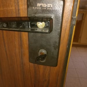 מנעול דלת עם ידית ובריח מתכת