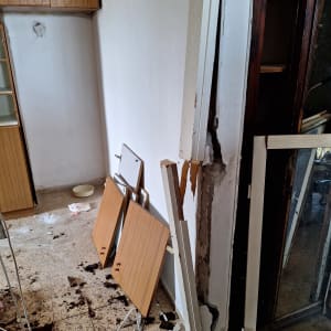 ארונות שבורים, דלתות עץ על הרצפה, קיר סדוק