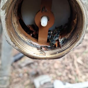 חלק פנימי של צינור עם חלודה ולכלוך