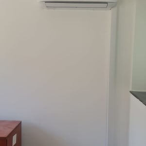 מזגן מותקן על קיר לבן בחדר