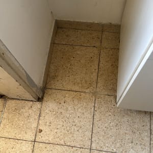 רצפת אריחים עם קיר צבוע וכבל חשמלי