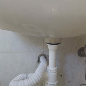 כיור עם צנרת פלסטיק מתחת