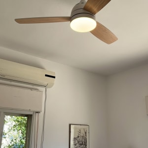 מאוורר תקרה ומזגן בחדר עם שקע חשמל