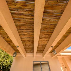 תקרת עץ עם קורות במרפסת חיצונית