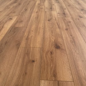 רצפת פרקט עץ בגוון חום טבעי