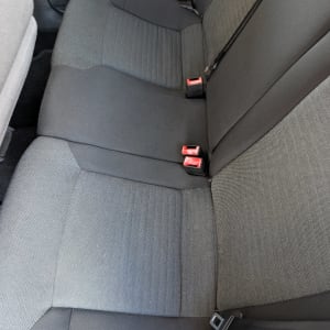 מושבי בד אחוריים ברכב לאחר ניקוי ריפודים מקצועי