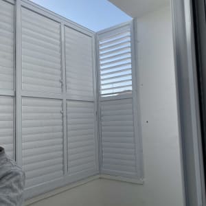 תריסי אלומיניום מותקנים על קיר חיצוני