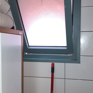 מגב אדום ליד חלון פתוח