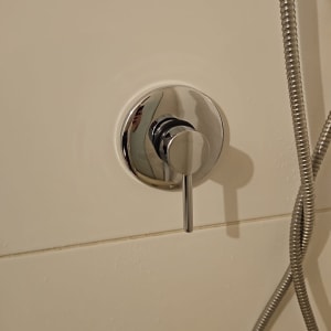 ברז מקלחת עם צינור מתכת