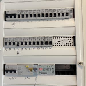 תקריב של לוח חשמל מודולרי עם מפסקים אוטומטיים ורכיבי חשמל