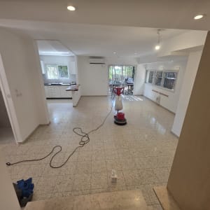 מכונת ניקוי על רצפה בחדר ריק עם מטבח