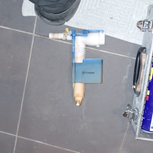 חלקי אינסטלציה וכלים על רצפה אפורה