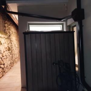 גג עם צינורות ונוף חיצוני בלילה