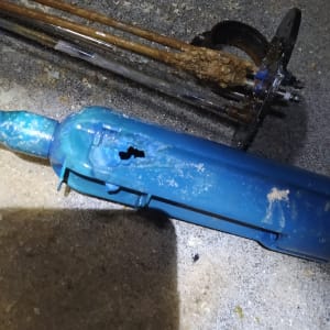 חלקי דוד שמש פגומים על הקרקע