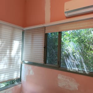 חדר עם קירות צבועים חלקית בצבע ורוד