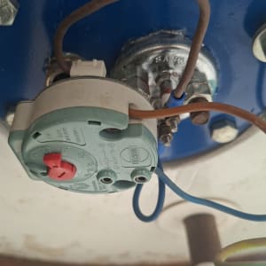 תרמוסטט מחובר לדוד שמש עם חוטי חשמל