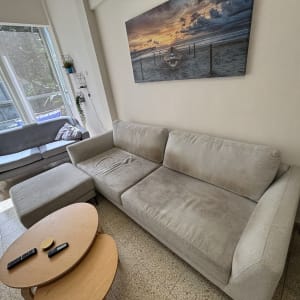 ספה אפורה עם כתם על המושב