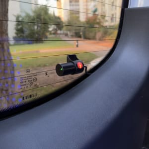 חיישן מותקן על חלון רכב עם נוף עירוני ברקע