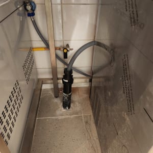 צנרת ומחברים מתחת לכיור במטבח