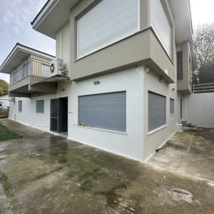 בית עם תריסים סגורים ואיטום חיצוני