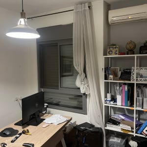 חלון אלומיניום עם תריסים סגורים בחדר עבודה