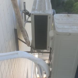 יחידות חיצוניות של מזגן מותקנות על קיר בניין