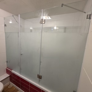 מקלחון זכוכית עם דלתות שקופות בחדר אמבטיה