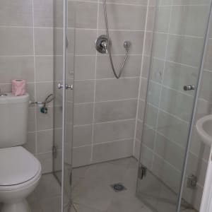 מקלחון זכוכית עם ראש מקלחת מתכת