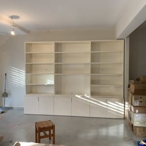 ארון מדפים לבן מותקן על קיר